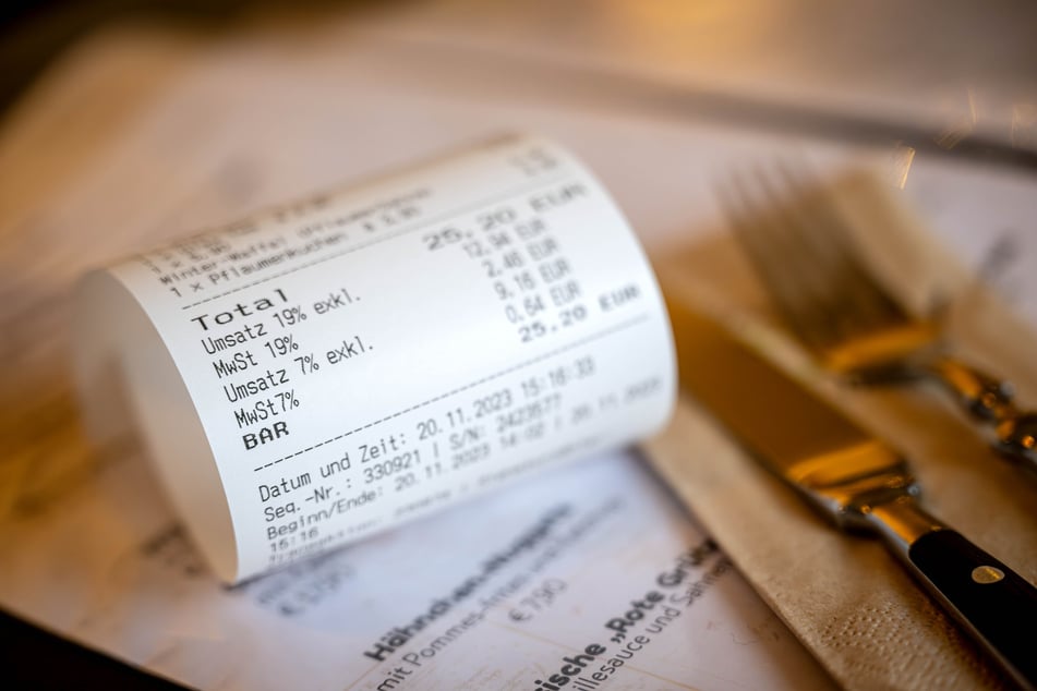 Wegen offener Rechnung! Wütender Restaurant-Chef greift Sanitäter an