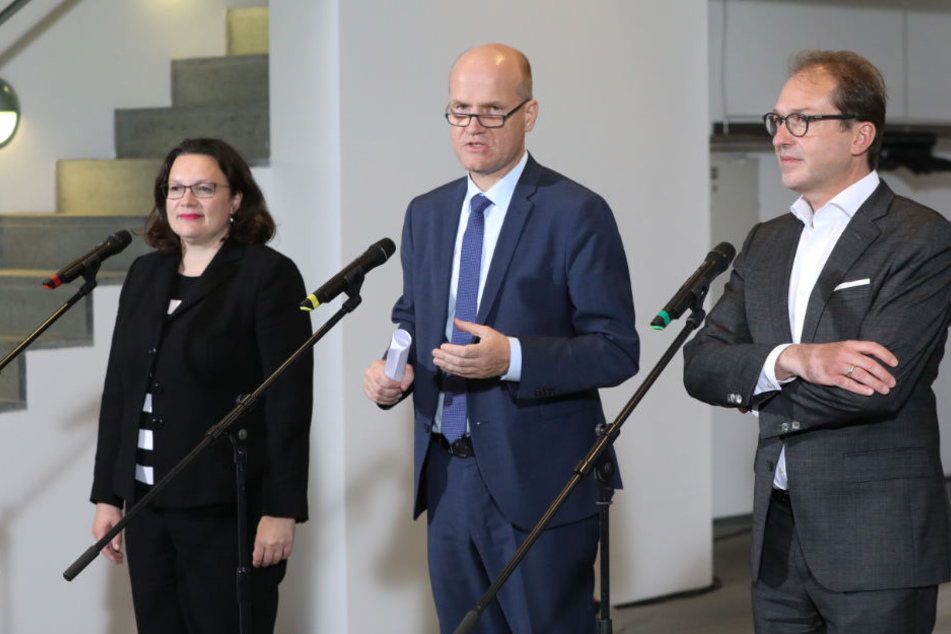 Nahles (l-r), Ralph Brinkhaus, CDU-Fraktionsvorsitzender im Deutschen Bundestag, und Dobrindt geben nach dem Koalitionsgipfel ein Statement ab.