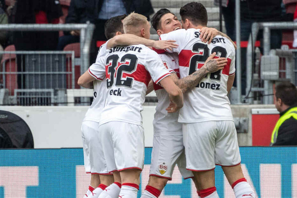 Die VfB-Spieler freuen sich über den Führungstreffer gegen Hannover 96: von Mario Gomez Mitten drin Steven Zuber (z.v.r)