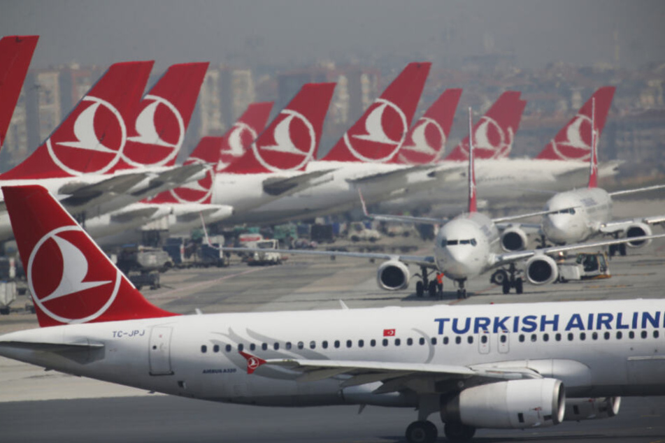 Flugzeuge der Fluggesellschaft Turkish Airlines stehen am Atatürk International Airport vor seiner Schließung.