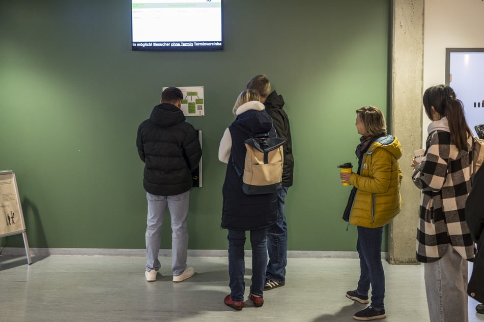 Vor dem Ticketautomaten in der Führerscheinstelle bildet sich eine Schlange, sobald die Behörde öffnet.