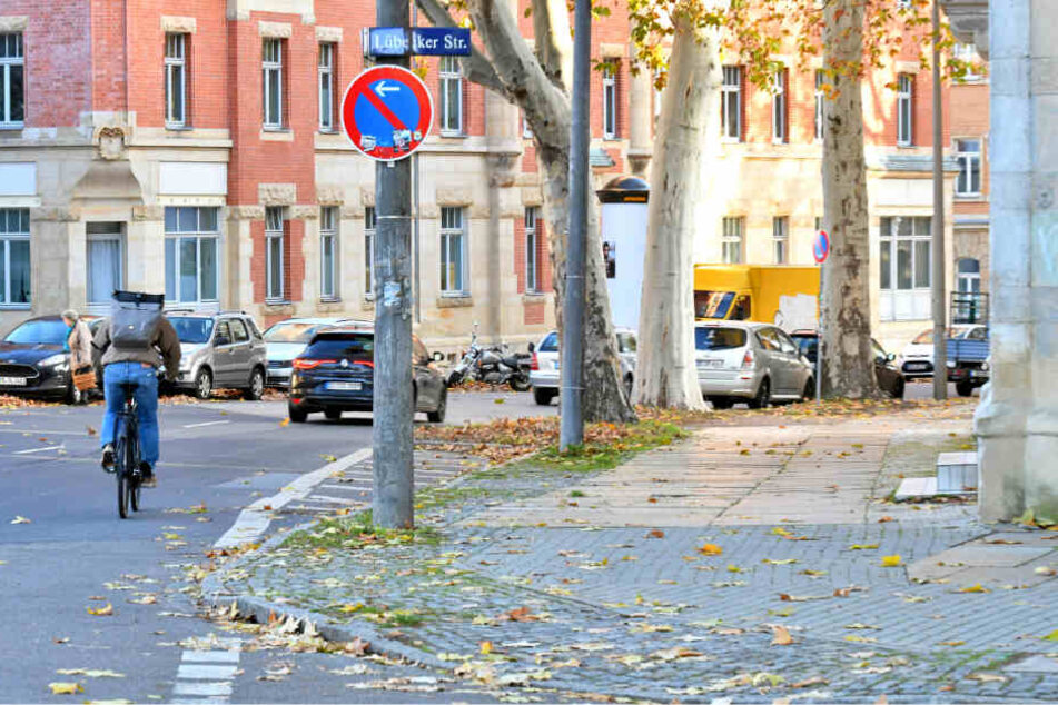 Momentan parken die Autos auf der Straße, auf dem Bürgersteig wäre jedoch Platz.