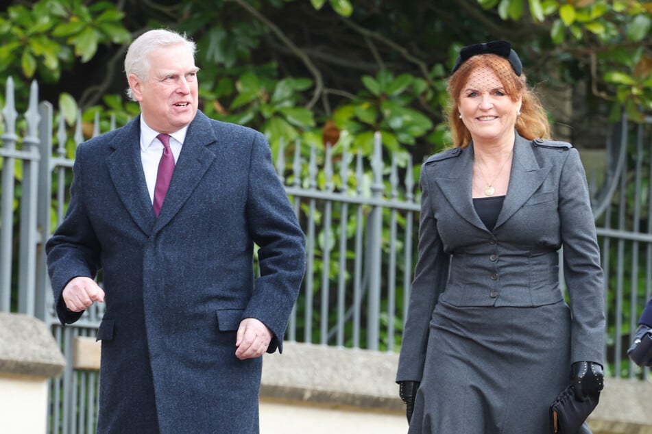 Auch Sarah Ferguson (65, r.), die Ex-Frau von Prinz Andrew, wird im Buch thematisiert.