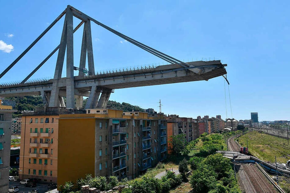 Noch immer liegen Trümmer und Fahrzeuge unter der eingestürzten Brücke.