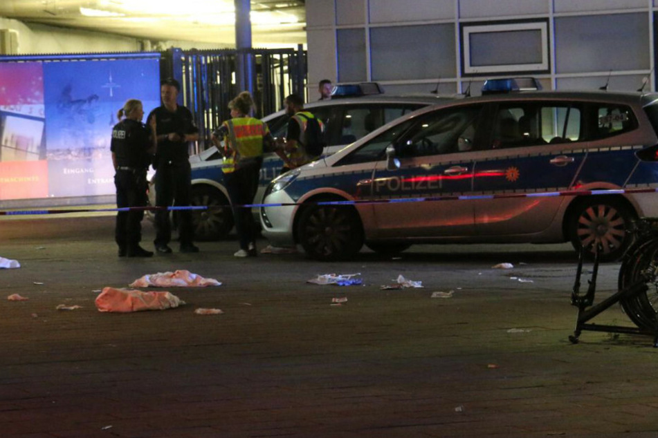 Polizisten am Tatort.