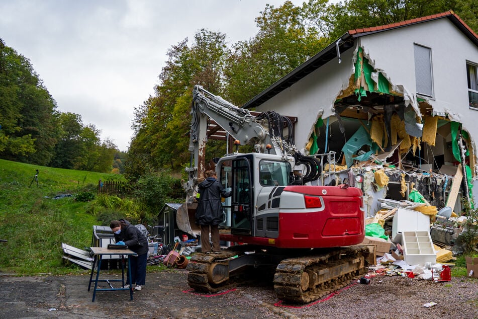 Mann baggert Haus weg: Streit unter Nachbarn und absurde "Theorien"?