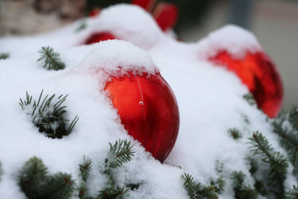 Schneebedeckte Christbaumkugeln wird es dieses Jahr in Hamburg vermutlich nicht geben. (Archivbild)