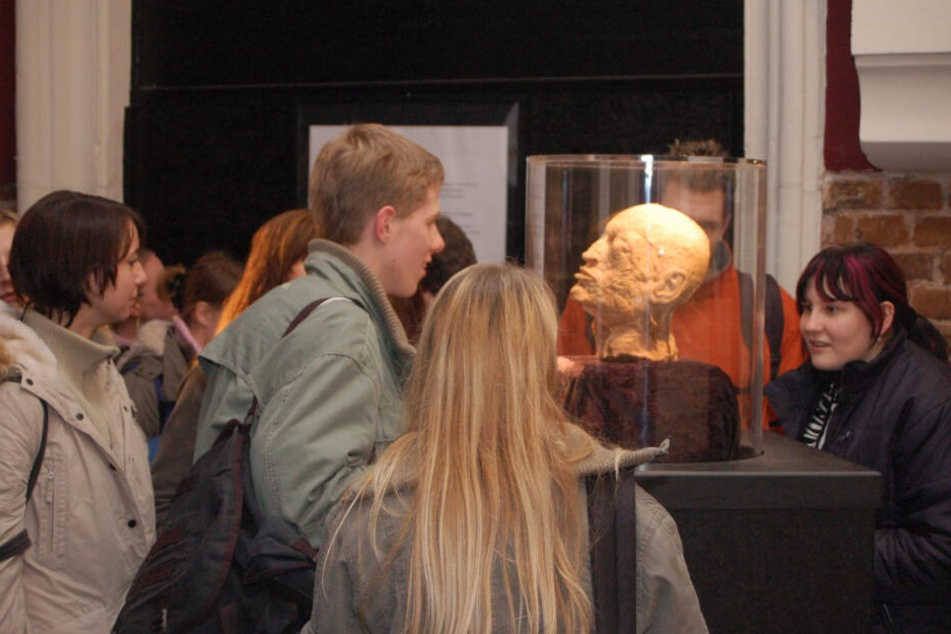 Eine umstrittene Ausstellung plastinierter Körper soll ab Freitag in Werdau gezeigt werden.