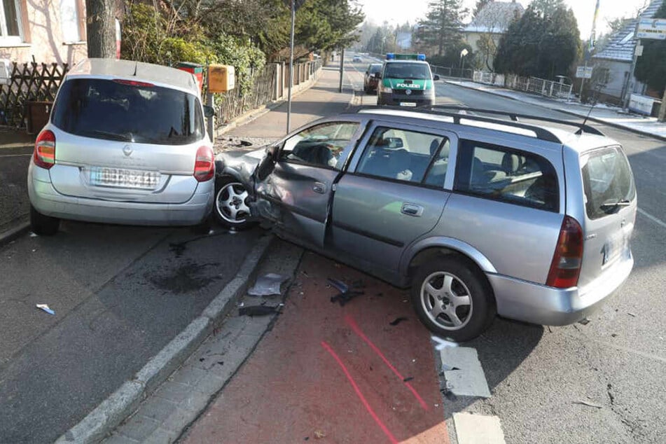 Die Seite des Opel wurde stark beschädigt.