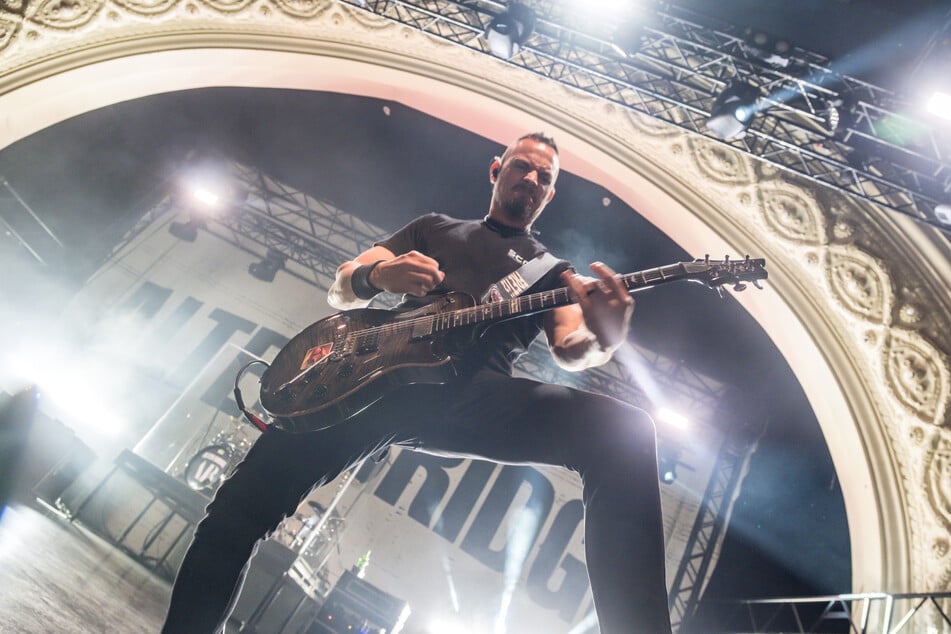Natürlich durfte die Gitarrenarbeit dabei nicht zu kurz kommen und Saiten-Legende Mark Tremonti (52) gleich mehrfach zeigen, was er auf dem Kasten hat.