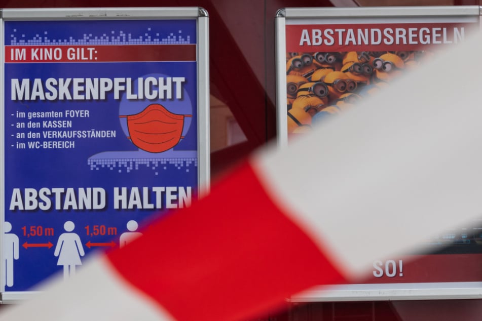 Dresden: Plakate mit Hinweisen für Maskenpflicht und Abstansregeln hängen hinter Absperrband im Kino Ufa-Kristallpalast. Die mittelständischen Kinos in Deutschland bangen wegen Corona um ihre wirtschaftliche Zukunft.