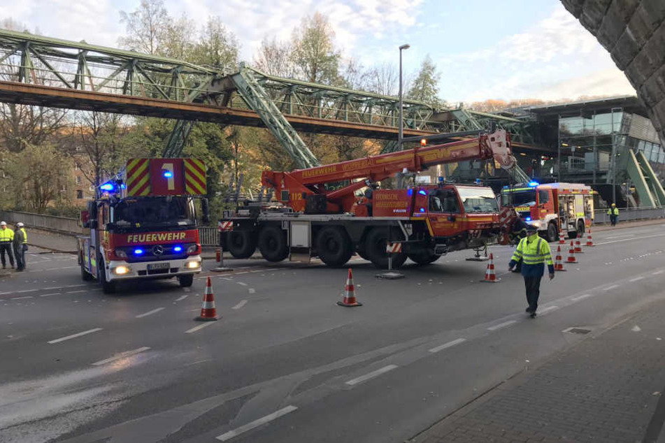 Die Wuppertaler Feuerwehr sichert den Gleisabschnitt der Schwebebahn nach dem Unfall am 18. November.