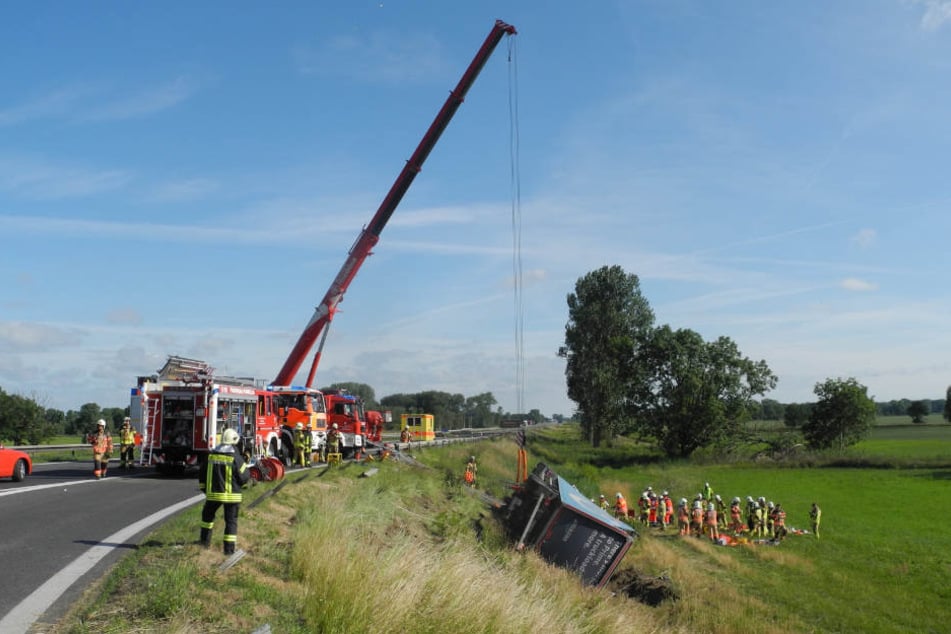 Mit einem Kran verschafften sich die Rettungskräfte Zugang zur Fahrerkabine, um den verletzten Beifahrer zu bergen.