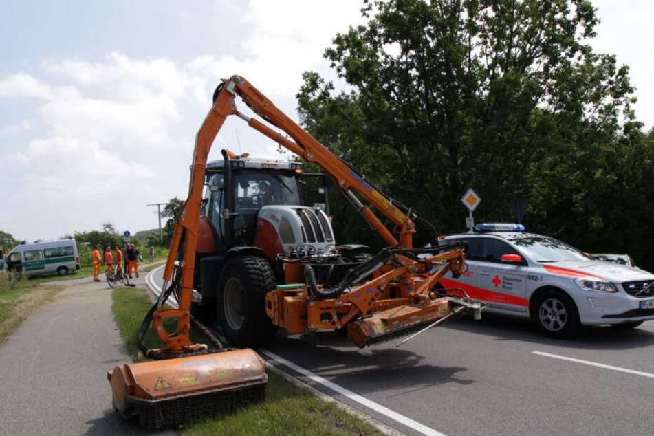 Der Radfahrer stieß mit dem Traktor zusammen.