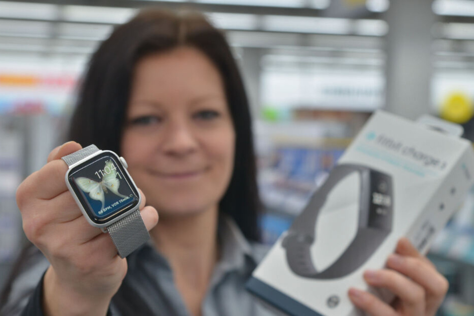 Wird wohl häufig unterm Weihnachtsbaum liegen: Anett Haupt (36) von Medimax zeigt die beliebten Smartwatches.