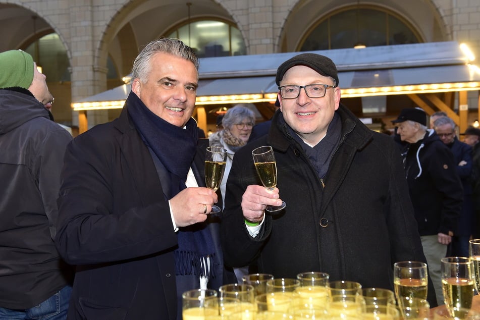 CSg-Vorstandsvorsitzender Ringo Lottig (l.) und OB Sven Schulze (53, SPD) stießen bei der Eröffnung am Donnerstagabend an.