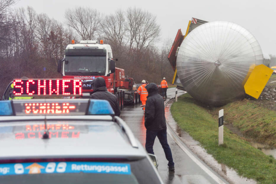 Der Gastank liegt im Straßengraben.