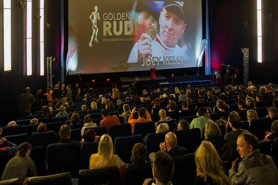 Vortrag & Preisverleihung - so viele Lauffreunde waren wahrscheinlich noch nie im Kino.