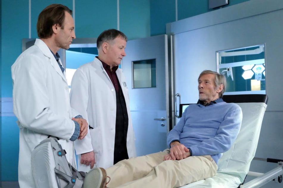 Horst Janson alias Henrik Oswald (r.) wird in der Sachsenklinik behandelt. Allerdings interessiert er sich mehr für das Krankheitsbild seines Zimmernachbarn.