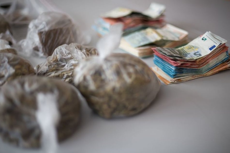 Bargeld, Haschisch, Crack und sogar Kokain konnte die Polizei beschlagnahmen.