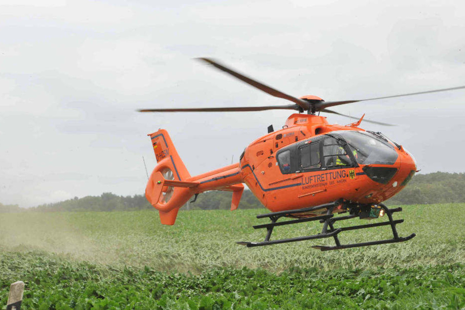 Der schwer Verletzt wurde mit einem Rettungshubschrauber in eine Kölner Klinik transportiert.