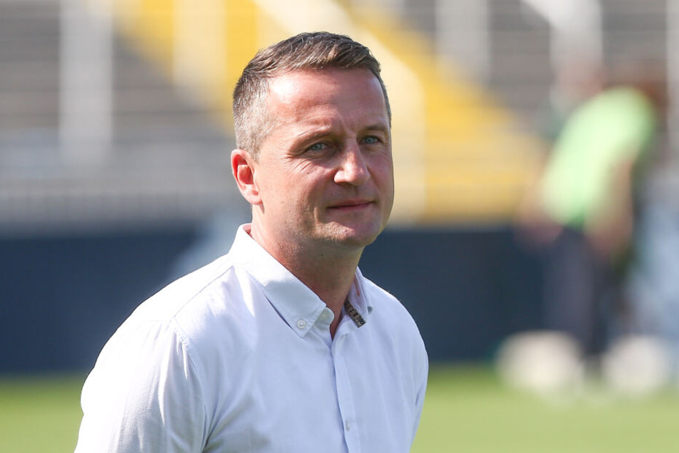 Auch Sportdirektor Sobotzik schmeißt hin.