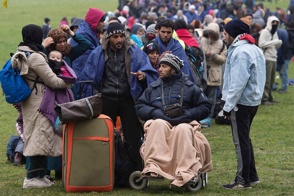 Jobcenter bitten zur Kasse: Bürgen sollen über 21 Millionen Euro für Flüchtlinge zahlen