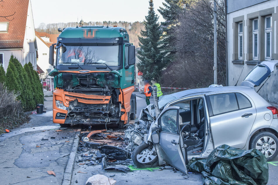 Die Unfallstelle am Mittwoch. Die Front des Toyotas wurde bei dem Unfall völlig zerstört.