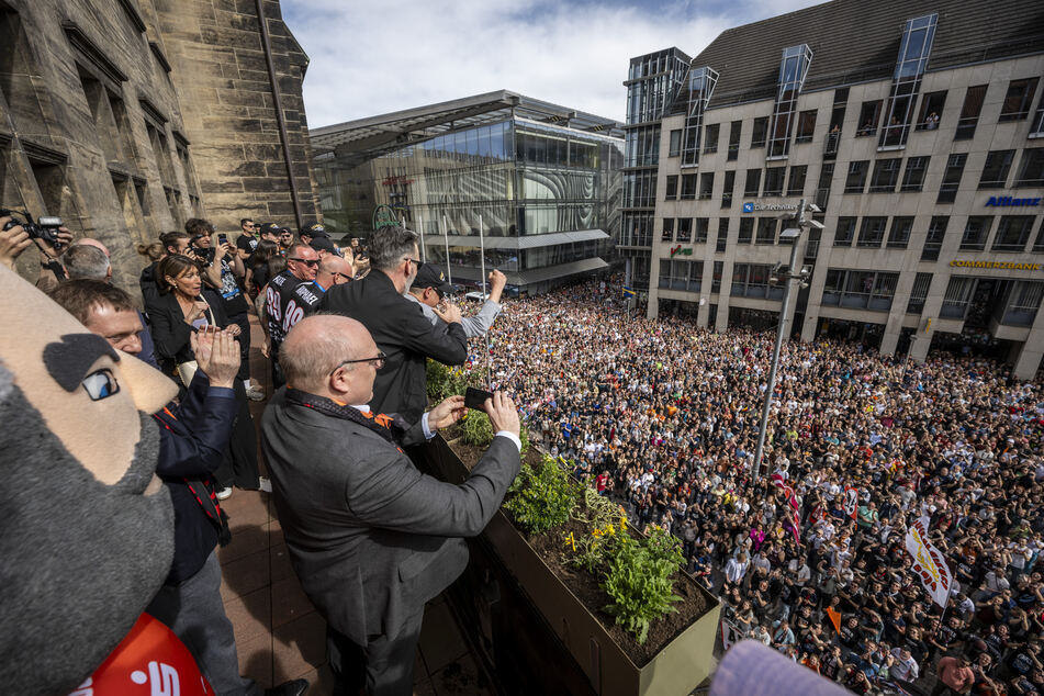 Der Platz vor dem Chemnitzer Rathaus war rammelvoll: 10.000 Niners-Fans feierten am Sonntag den Sieg des Europapokals. Auf dem Rathaus-Balkon präsentierten die Spieler stolz den FIBA Europe Cup.