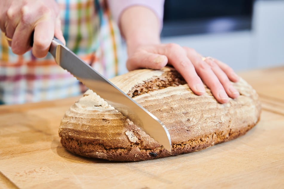 Zu Beginn der Pandemie horteten Kunden in den Supermärkten plötzlich Mehl und Hefe. Jetzt wird deutlich, was mit den Unmengen an Mehl passiert ist: Viele Menschen haben das Brotbacken als Hobby für sich entdeckt.