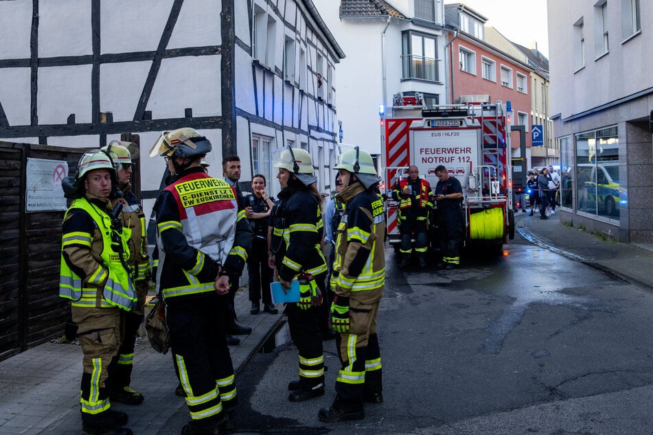 Die Feuerwehr sicherte den Brandschutz rund um den Tatort.