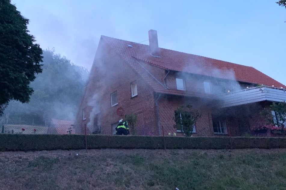 Die Feuerwehr bekämpfte den Wohnungsbrand.