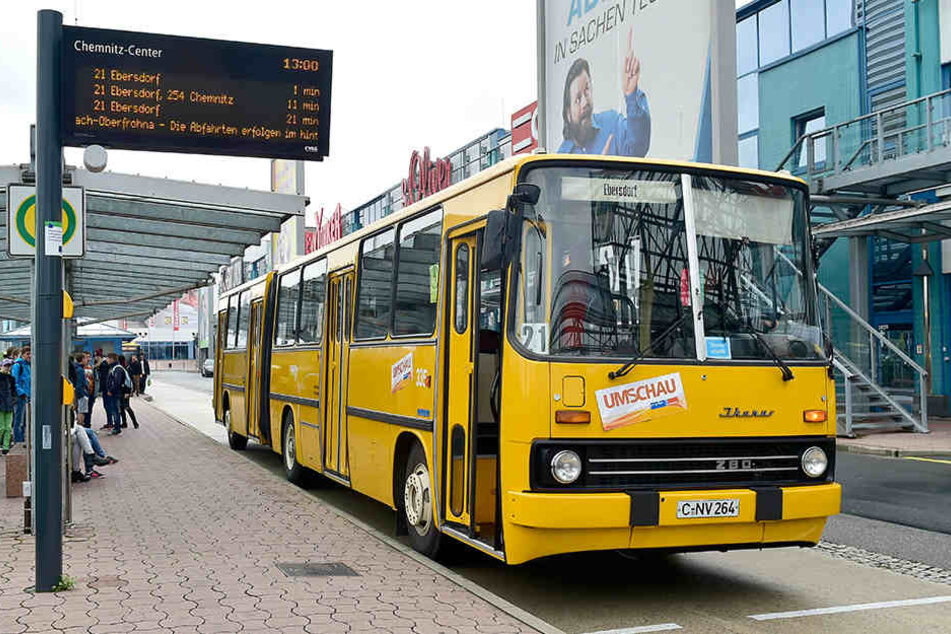 Nostalgie pur: Ein Ikarus-Bus fuhr zwischen Chemnitz Center und Ebersdorf. Der MDR dreht über die Gefährte einen Film.