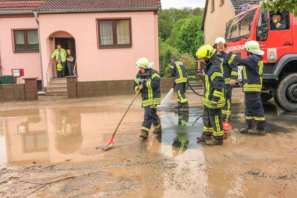 Rund 50 Feuerwehrleute aus Gumperda und Kahla versuchten, der Lage Herr zu werden.