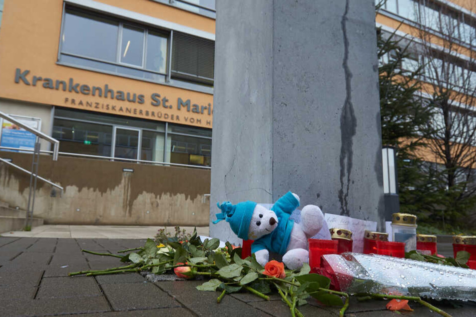Vor der Klinik wurde ein Kuscheltier abgelegt.