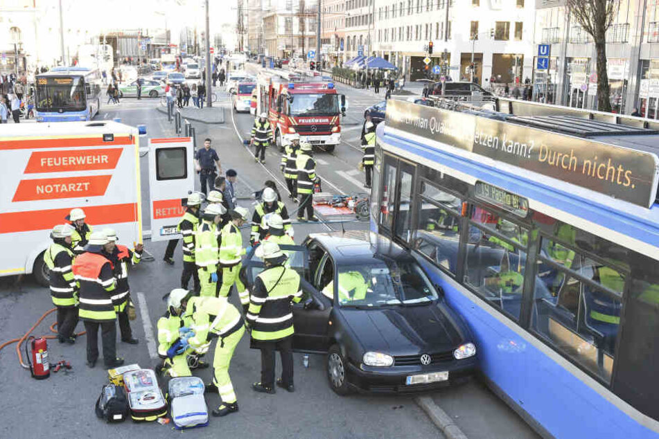 Der VW Golf verkeilte sich bei dem Unfall so sehr, dass die Fahrerin eingeschlossen wurde.