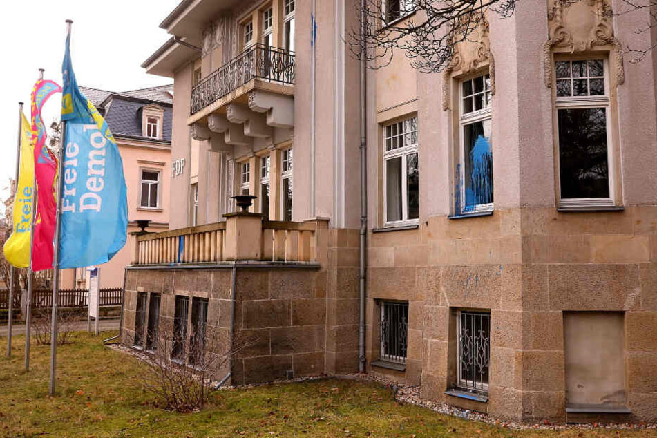 Die Spuren der blauen Farbe sind deutlich auf dem Liberalen Haus der FDP zu erkennen.