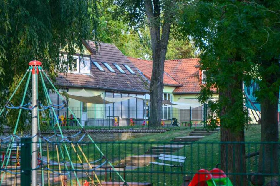 In der Kita "Sonnenschein" in Westeregeln südwestlich von Magdeburg soll Erzieher John E. (26) zwei kleine fünfjährige Mädchen sexuell missbraucht haben.
