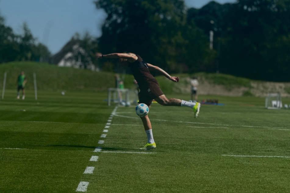 Beim Training am Dienstag absolvierte Maurides (30) erstmals eine individuelle Einheit auf dem Rasen neben den restlichen Kiezkickern.