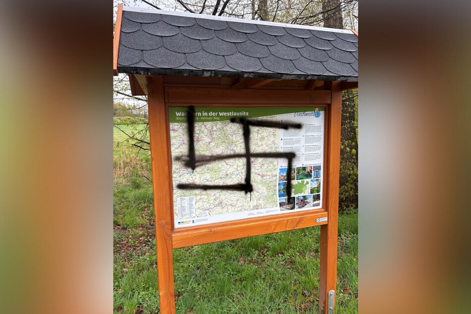 Auf einer Wandertafel prangte am Wochenende ein großes Hakenkreuz.