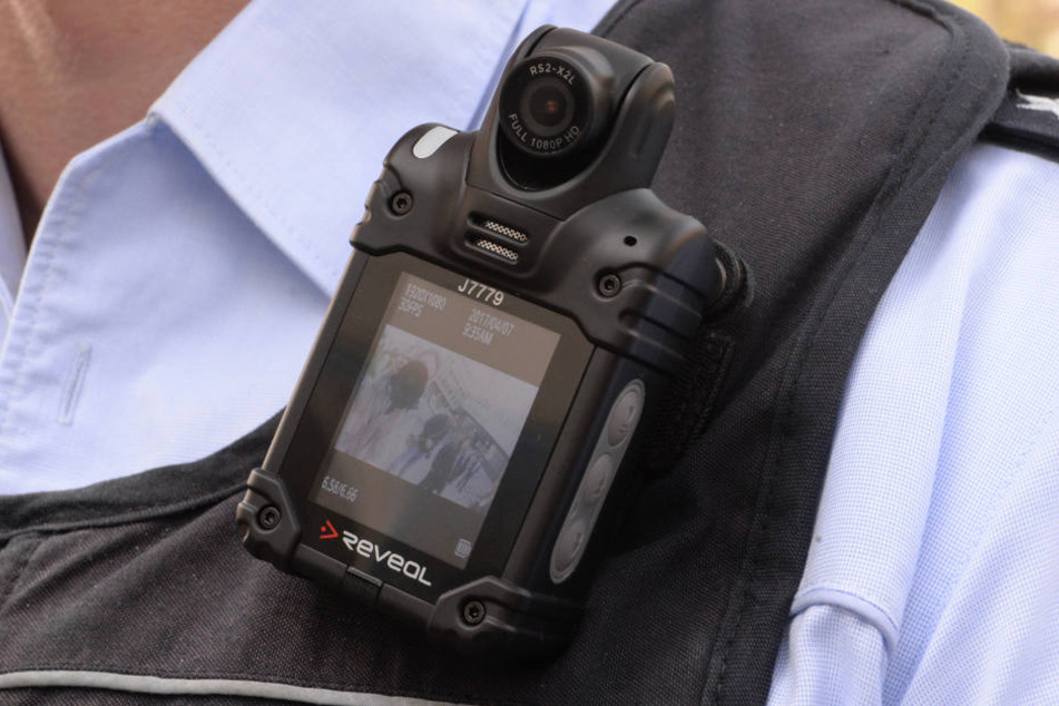 Die Polizei greift bereits auf Bodycams zurück. (Symbolbild)