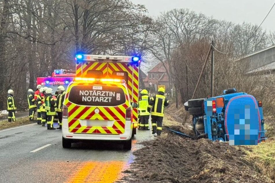 Tankwagen landet im Graben: Straße im Norden mehrere Stunden gesperrt