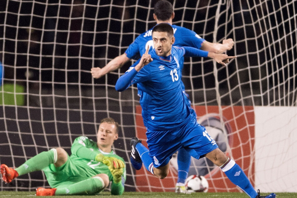Dimitrij Nazarov jubelt für Aserbaidschan im WM-Qualifikationsspiel gegen Deutschland.
