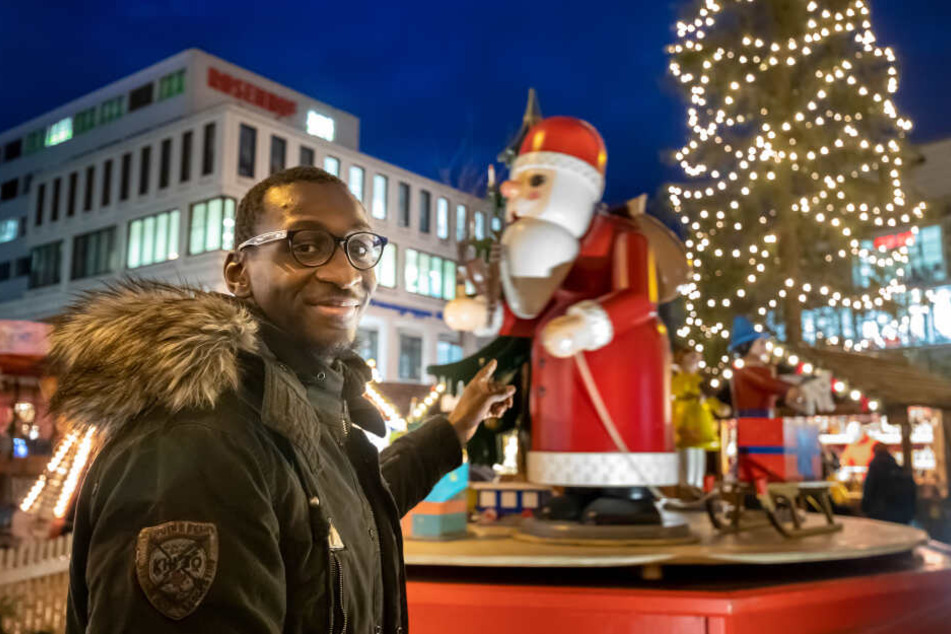 Tarsis Bonga auf dem Chemnitzer Weihnachtsmarkt vor der überdimensionalen Spieldose. Der CFC-Angreifer freut sich auf das Fest.