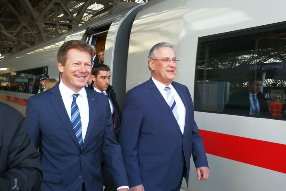 Auf dem Weg zum anderen Ende des Zuges: Richard Lutz (l.) und Joachim Herrmann.