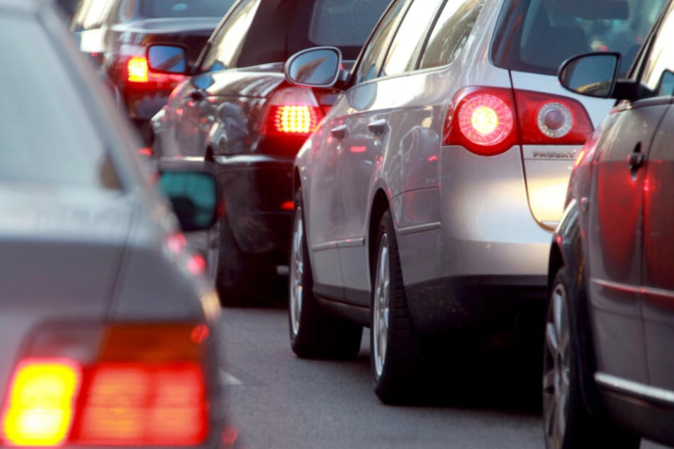 Stau-Chaos auf der A5: Unfall mit vier Lastwagen