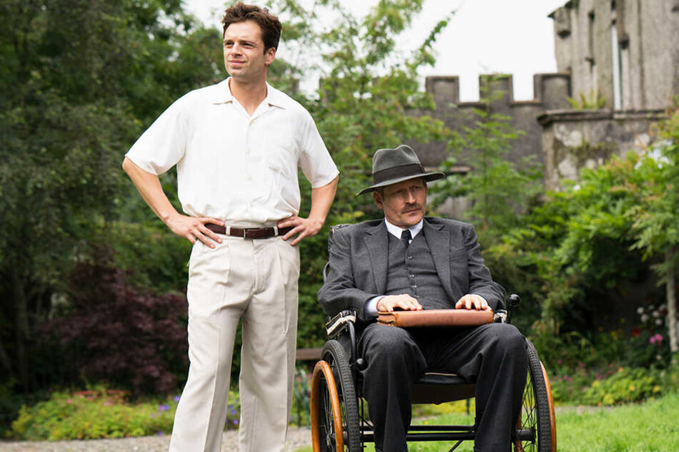 Onkel Julian (r., Crispin Glover) ist vom Auftreten von Charles Blackwood (Sebastian Stan) genervt.