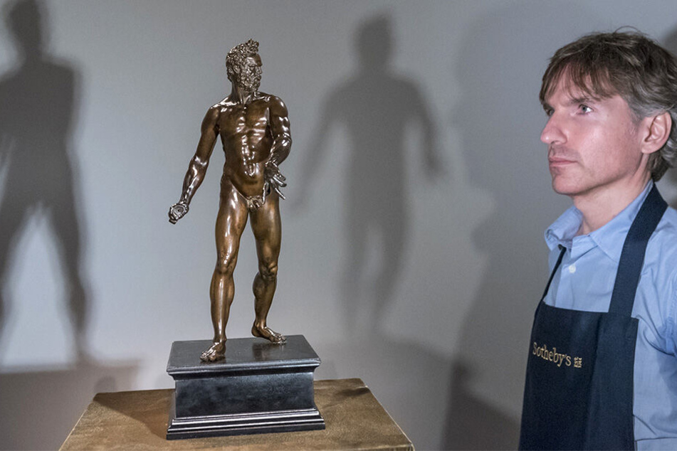 Ein Mitarbeiter des Auktionshauses Sotheby's vor der Bronze-Statuette.