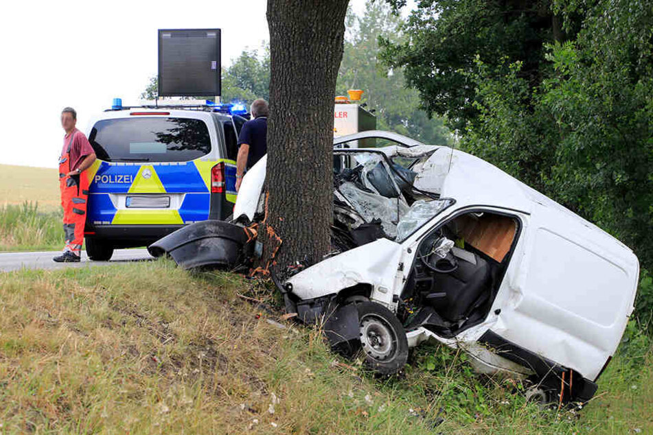 Der Fahrer wurde im Auto eingeklemmt.