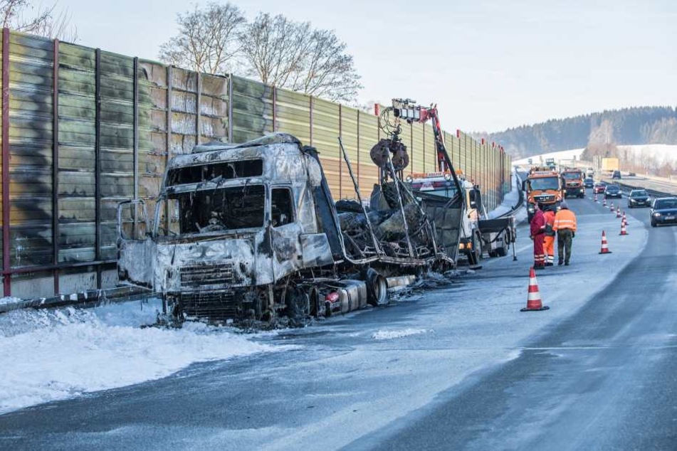 Am Samstagmorgen wurde der ausgebrannte Lkw geborgen.